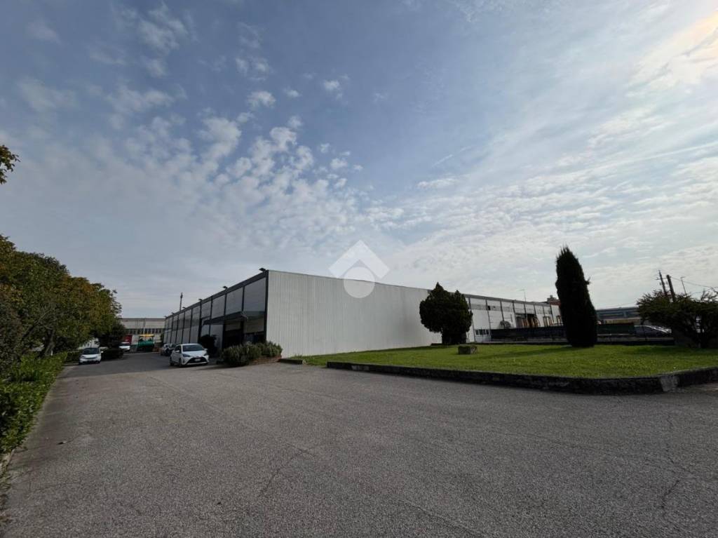 locale commerciale in vendita a Nogarole Rocca