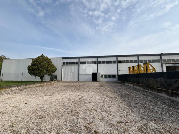 locale commerciale in vendita a Nogarole Rocca