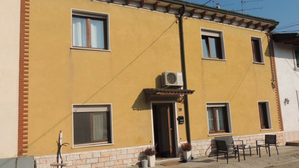 casa indipendente in vendita a Nogarole Rocca in zona Pradelle