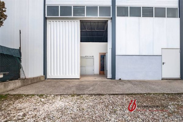 capannone in vendita a Nogarole Rocca in zona Pradelle