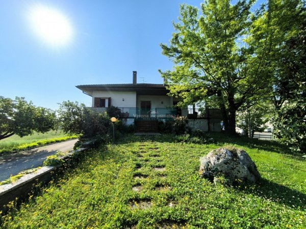 casa indipendente in vendita a Nogarole Rocca in zona Pradelle