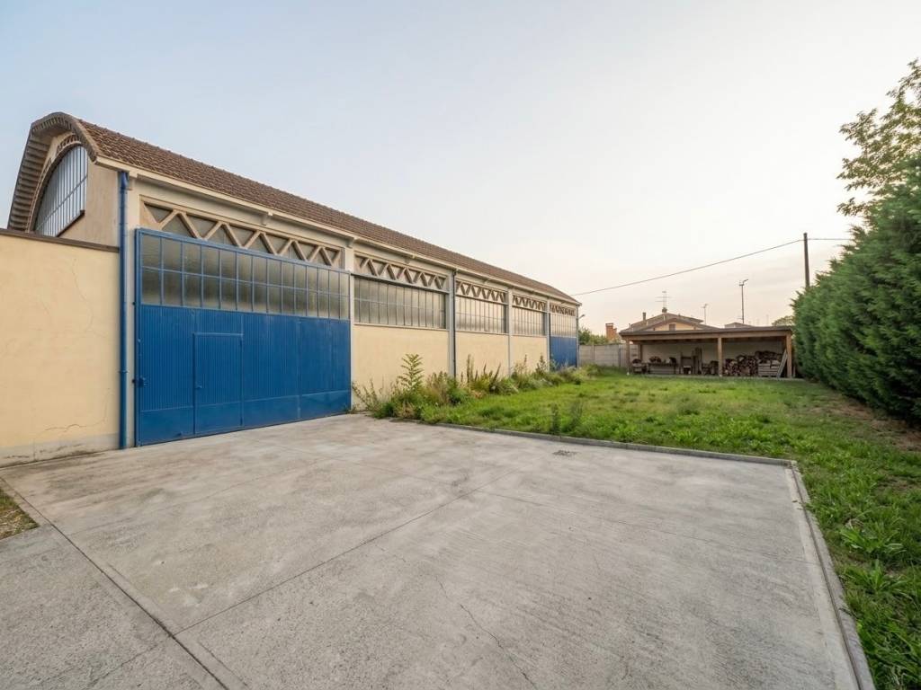 locale commerciale in vendita a Nogarole Rocca in zona Pradelle