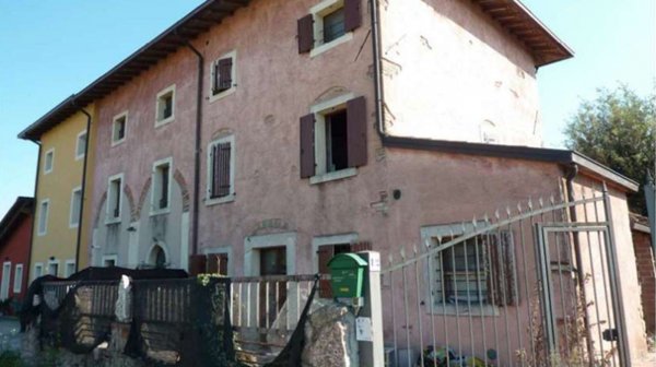 casa semindipendente in vendita a Nogarole Rocca in zona Pradelle