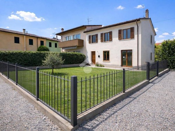 casa indipendente in vendita a Nogarole Rocca in zona Pradelle