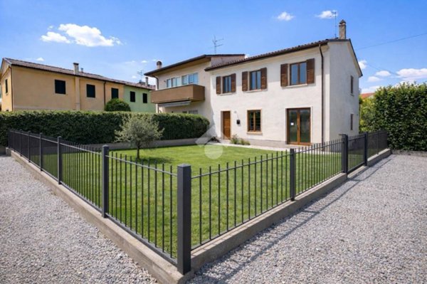 casa indipendente in vendita a Nogarole Rocca in zona Pradelle