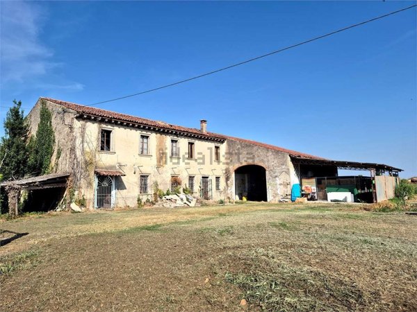 casa indipendente in vendita a Nogarole Rocca in zona Pradelle