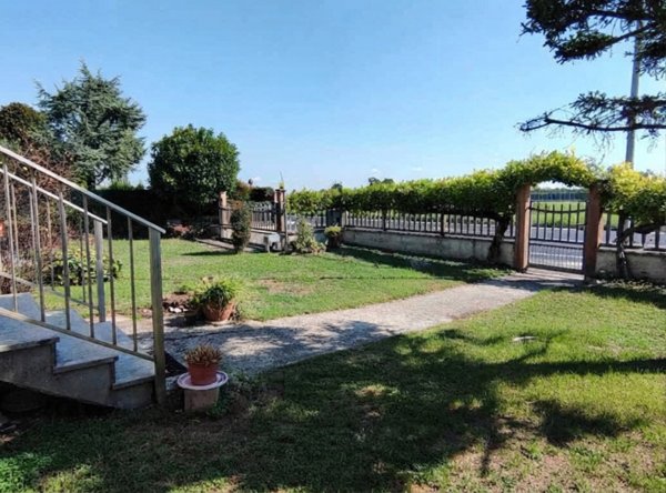 casa indipendente in vendita a Nogarole Rocca in zona Pradelle