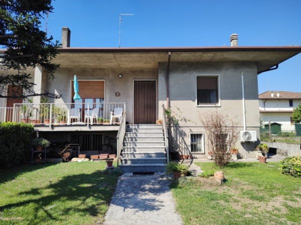 casa indipendente in vendita a Nogarole Rocca in zona Pradelle