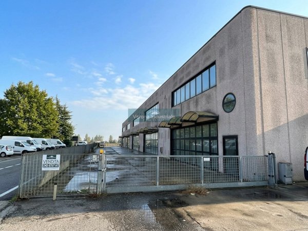 locale commerciale in vendita a Nogarole Rocca in zona Pradelle