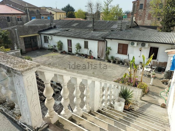 esavano in vendita ad Oppeano