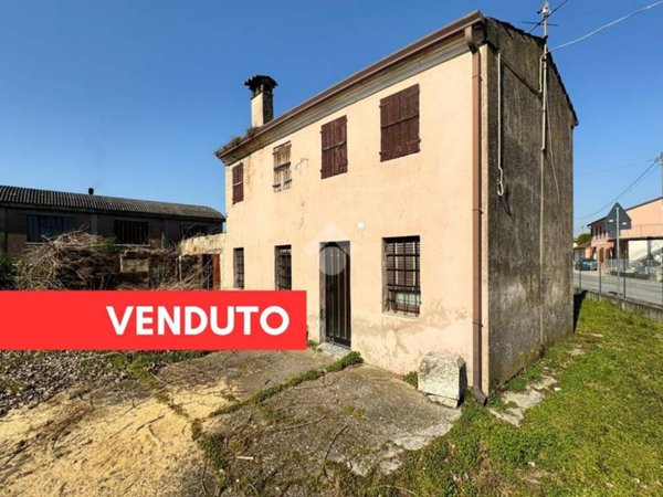 casa indipendente in vendita ad Oppeano in zona Ca' degli Oppi