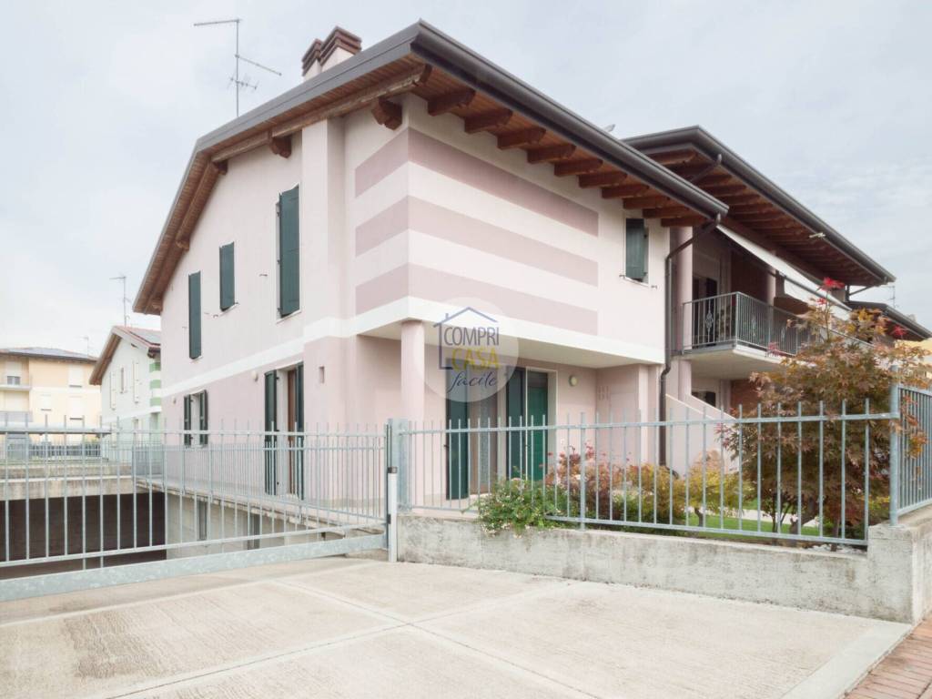 casa indipendente in vendita ad Oppeano in zona Vallese