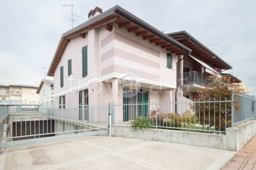 casa indipendente in vendita ad Oppeano in zona Vallese