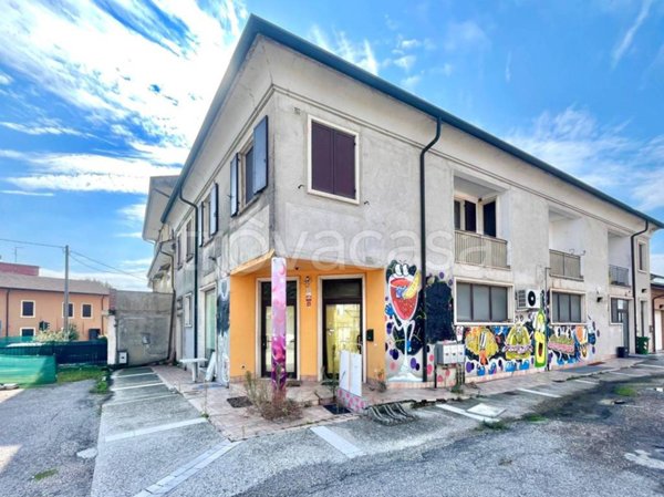 negozio in vendita ad Oppeano in zona Villa Fontana