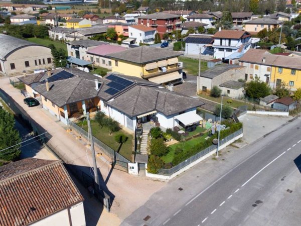 casa indipendente in vendita ad Oppeano in zona Vallese