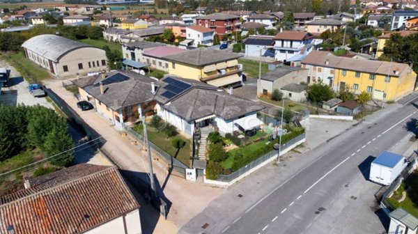 casa indipendente in vendita ad Oppeano in zona Vallese