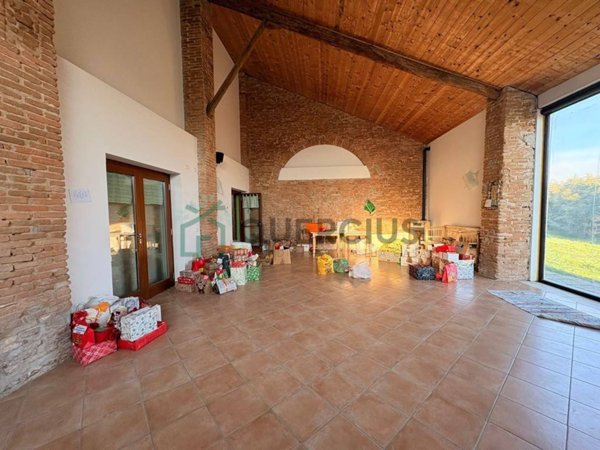 negozio in vendita ad Oppeano in zona Ca' degli Oppi