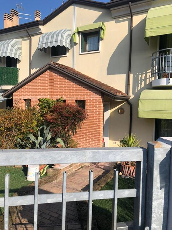 casa indipendente in vendita ad Oppeano in zona Vallese