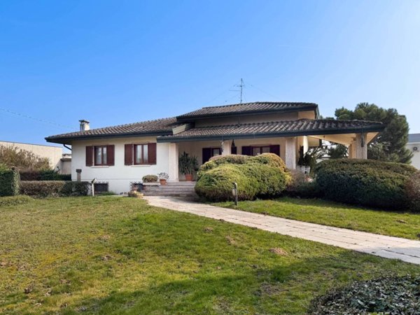 casa indipendente in vendita ad Oppeano in zona Ca' degli Oppi