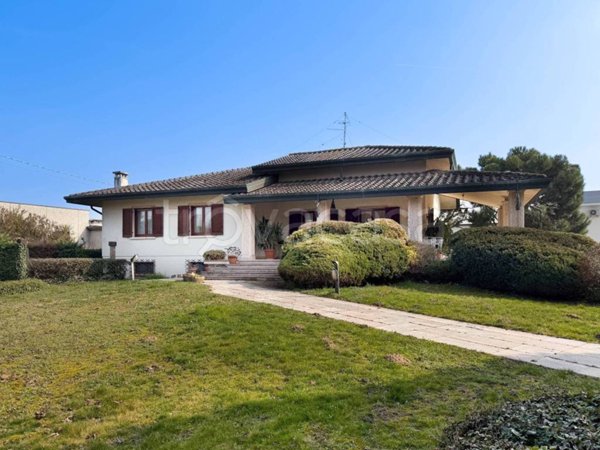 casa indipendente in vendita ad Oppeano in zona Ca' degli Oppi