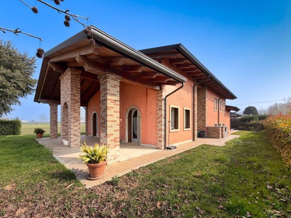 casa indipendente in vendita ad Oppeano in zona Ca' degli Oppi