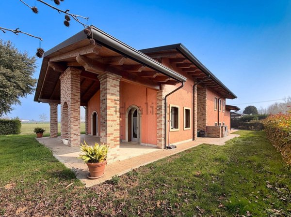 casa indipendente in vendita ad Oppeano in zona Ca' degli Oppi