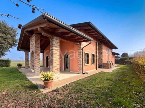 casa indipendente in vendita ad Oppeano in zona Ca' degli Oppi