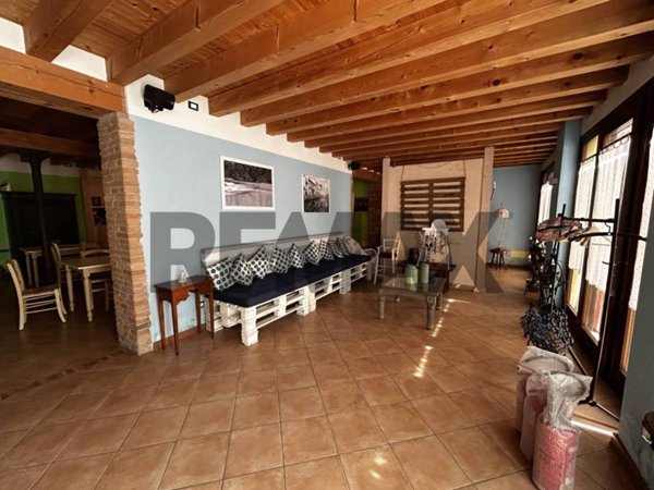 negozio in vendita ad Oppeano in zona Ca' degli Oppi