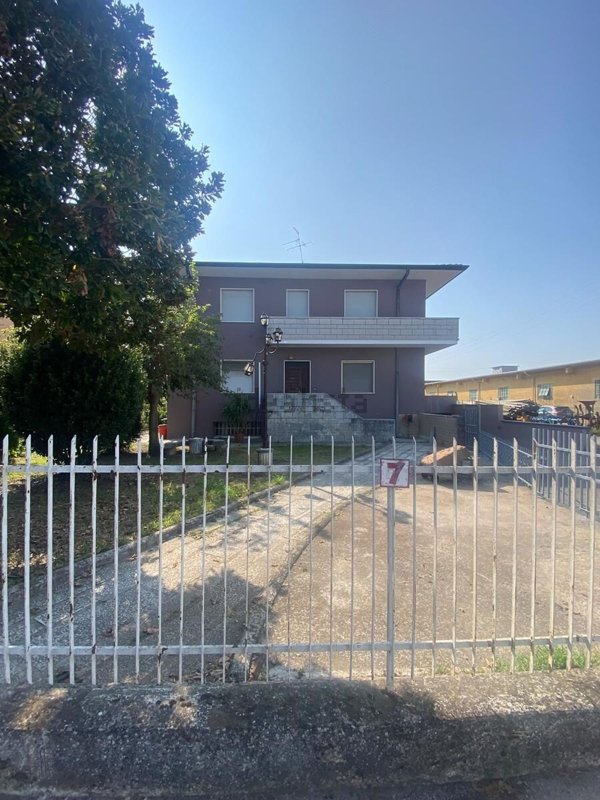 casa indipendente in vendita ad Oppeano in zona Villa Fontana