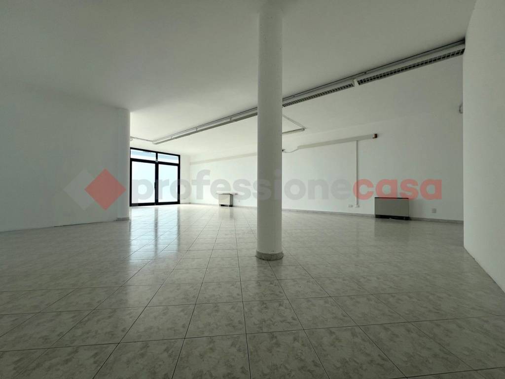 negozio in vendita ad Oppeano in zona Villa Fontana