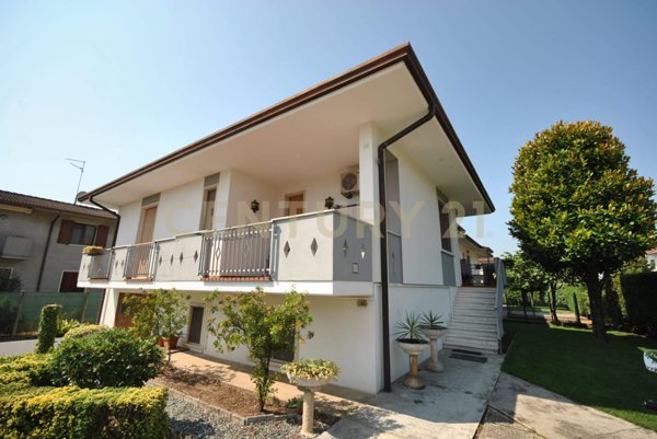 casa indipendente in vendita ad Oppeano in zona Vallese