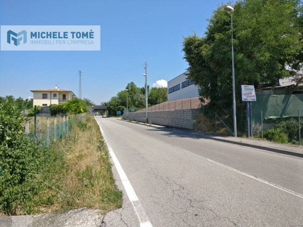 locale commerciale in vendita a Pastrengo