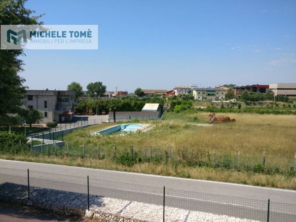 locale commerciale in vendita a Pastrengo
