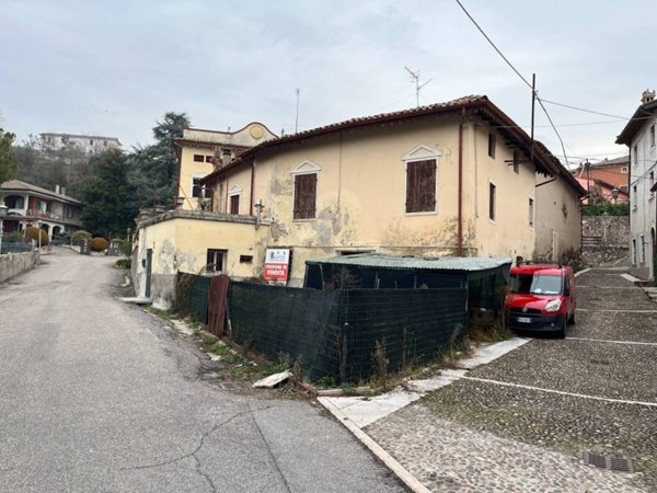 casa indipendente in vendita a Pastrengo in zona Piovezzano