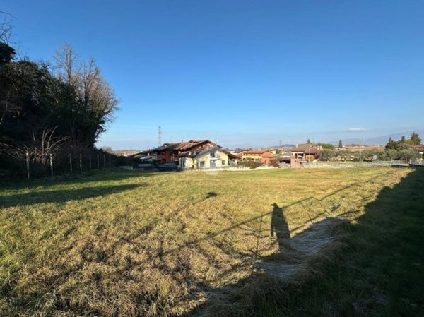 terreno edificabile in vendita a Pastrengo in zona Piovezzano