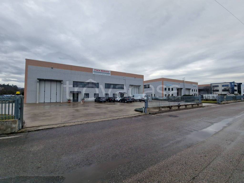 locale commerciale in vendita a Pastrengo