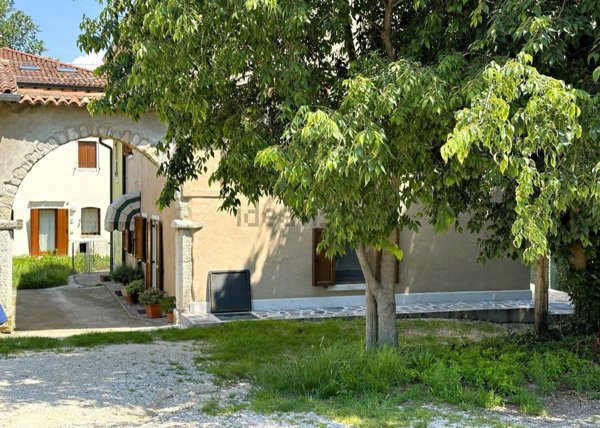 casale in vendita a Pastrengo