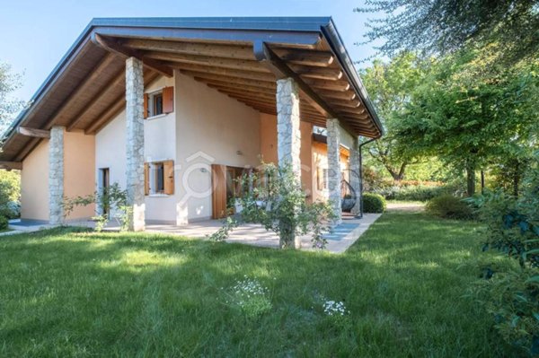 casa indipendente in vendita a Pastrengo in zona Piovezzano