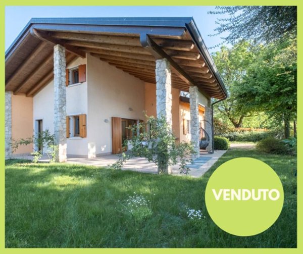 casa indipendente in vendita a Pastrengo in zona Piovezzano
