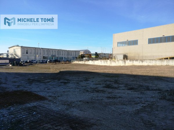 terreno edificabile in vendita a Pastrengo