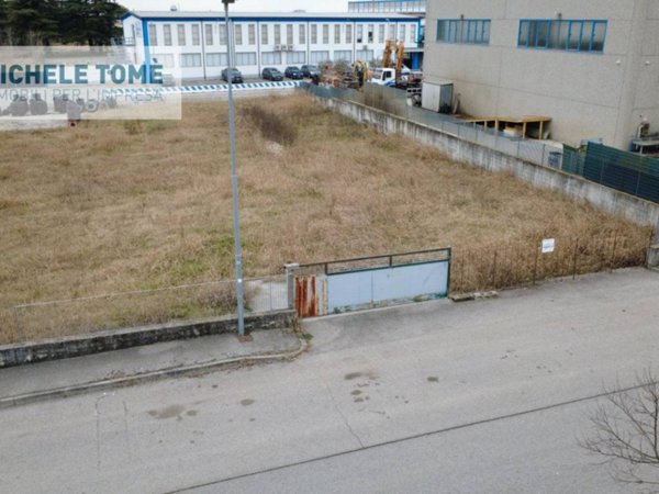 terreno edificabile in vendita a Pastrengo in zona Piovezzano