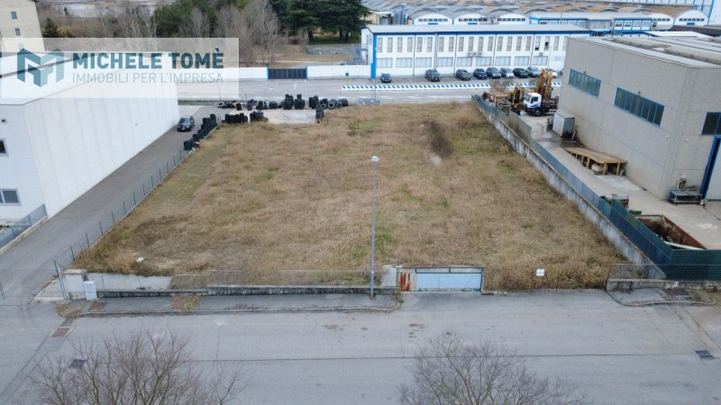 locale commerciale in vendita a Pastrengo in zona Piovezzano