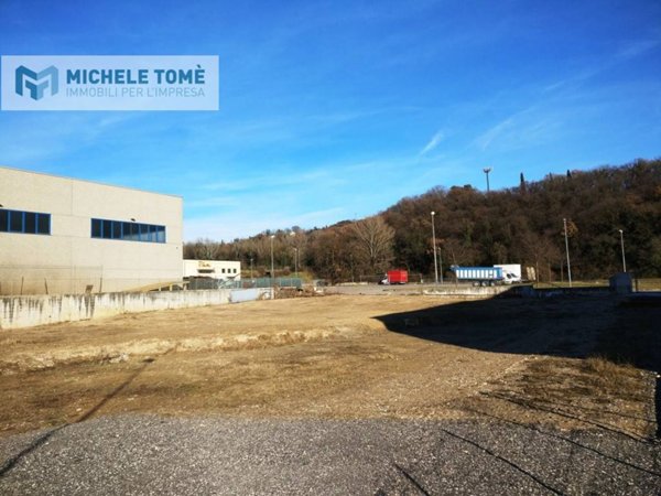 locale commerciale in vendita a Pastrengo