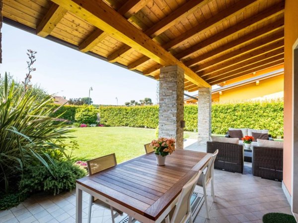 casa indipendente in vendita a Pastrengo in zona Piovezzano