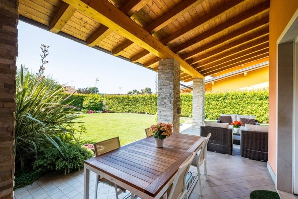 casa indipendente in vendita a Pastrengo in zona Piovezzano