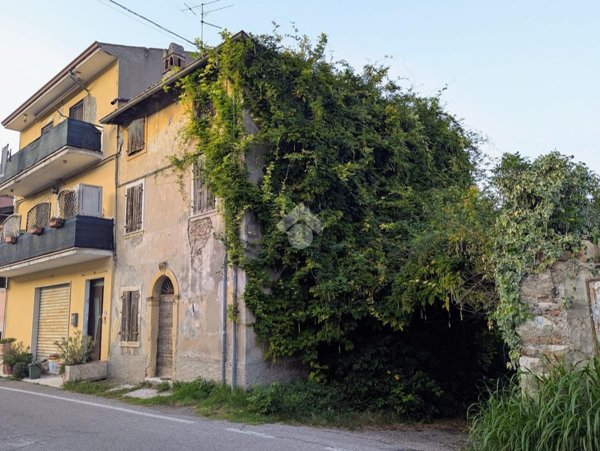 casale in vendita a Pastrengo
