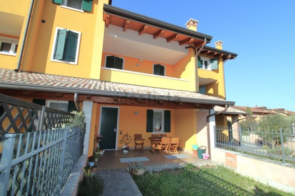 casa indipendente in vendita a Pastrengo in zona Piovezzano