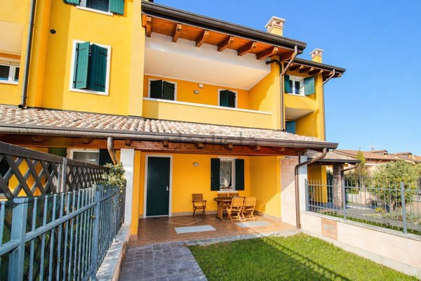 casa indipendente in vendita a Pastrengo in zona Piovezzano