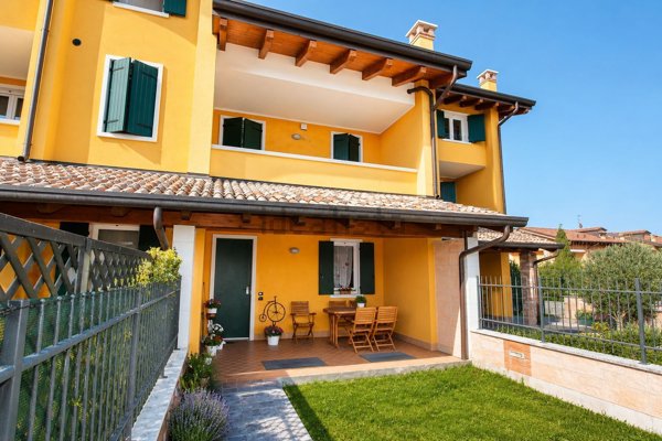 casa indipendente in vendita a Pastrengo in zona Piovezzano