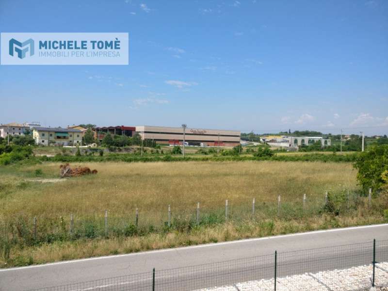 terreno in vendita a Pastrengo in zona Piovezzano
